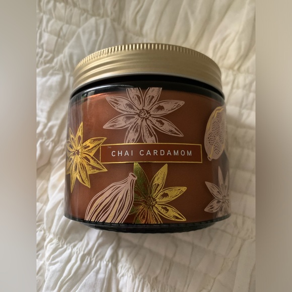 New! Bellevue Luxury Two Wick Chai Cardamom Soy Candle - Picture 1 of 6